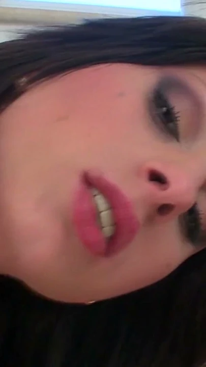 Güzel ev hanımı laura pornoyla ilk kez sahneye çıkıyor | Klip 3