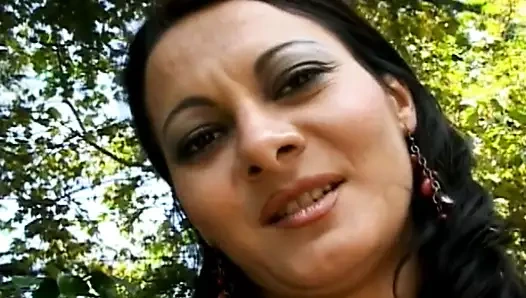 Büyük memeli esmer erkek arkadaşının evinde oyuncaklar ve büyük horoz alır