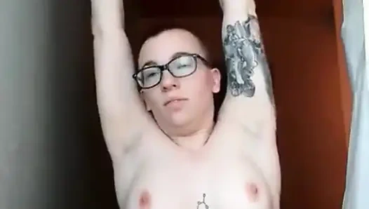 Zinde kızıl saçlı kadın duştan önce büyük klitorisini ovuyor ve sertçe boşalıyor