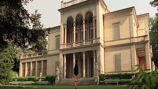 Tek başına oynayan kızlar