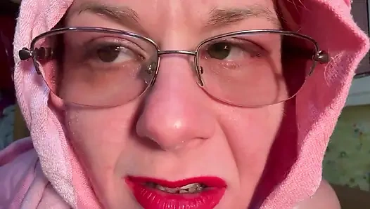 Baskın üvey anne üvey oğlunu cezalandırıyor ve aşağılıyor