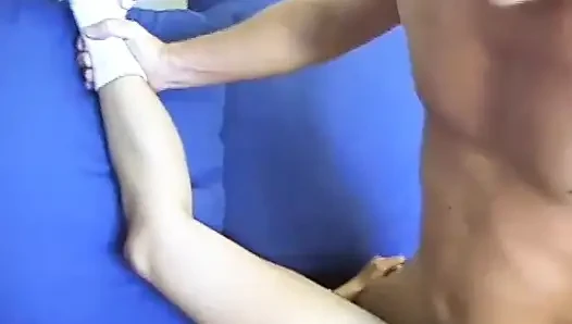 Asyalı genç kız üniversite üniforması içinde büyük yarak emiyor... ağzına boşalma