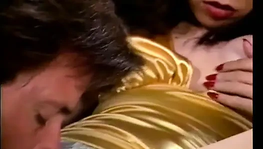 İki uzun götlü adam kanepede süper sakso çekiyor ve seksi hatunla sikişiyor