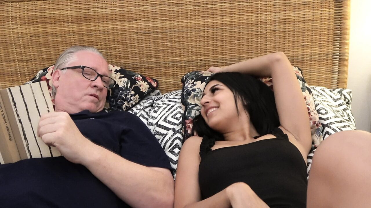 Okumak istiyor ama desi kız amını yalamak istiyor. tahmin edin kim kazanacak?