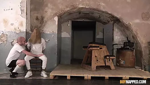 Sean Taylor sarışın twink noah'ı her iki delikten de sikiyor