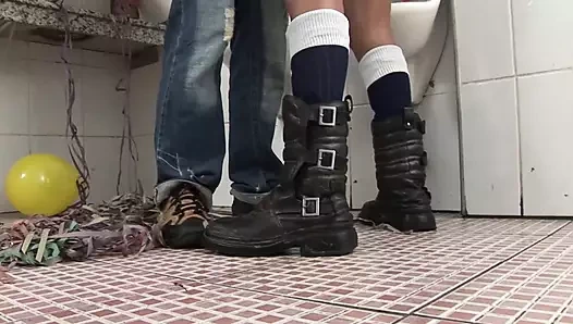 İki yakışıklı eşcinsel texeiro ve alvares banyoda sikişiyor