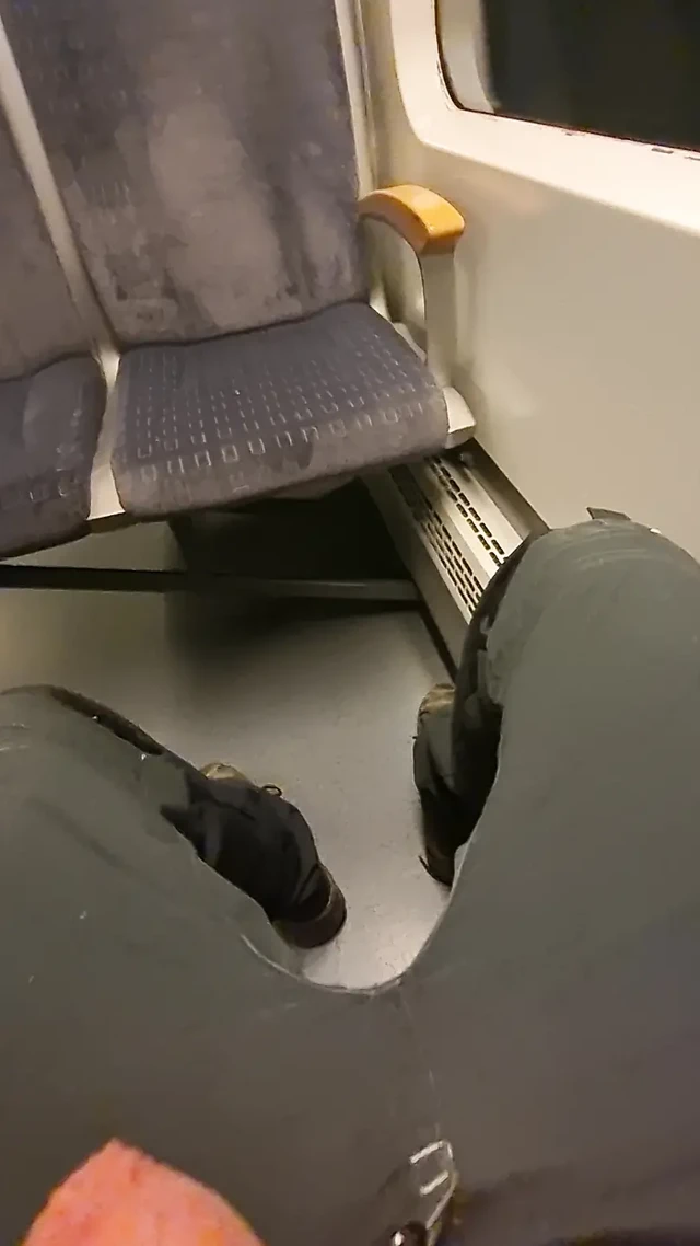 Trende görülmek için. Nasıl da.