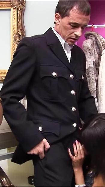 Захватывающий момент из "близнецов Kit Lee и Kat Lee соблазнить к групповому сексу оргии в магазине с Романой Райдер"