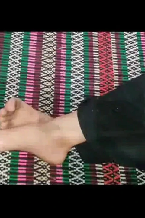 Köle sahibinin ayaklarını yıkıyor 1