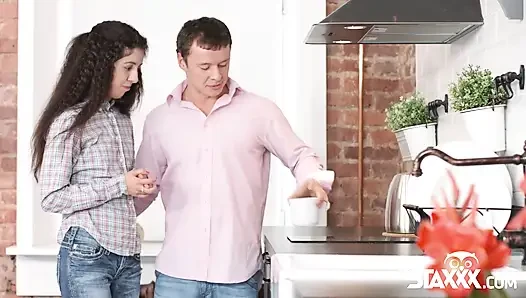 Bronz genç Katty kanepede amını siktiriyor