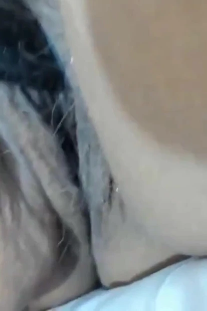 Чувствую себя хорошо, вставляя мой дилдо в волосатую киску моей бабушки-толстушки