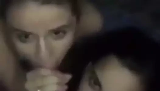 İki kadın bir erkek çifte oral seks