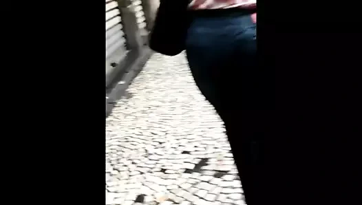 Milf deliciosa na chuva