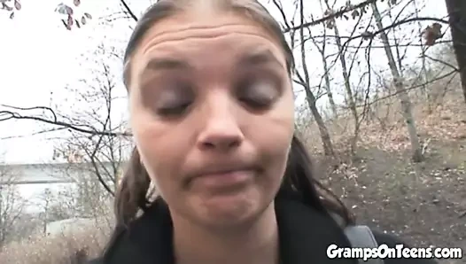 minyon genç kovboy pozisyonunda yaşlı adam vurur