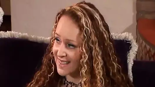 Azgın ve büyük memeli ateşli orta yaşlı seksi kadın dolu ateşli bir büyük zenci yarağı tarafından deliklerini genişletiyor