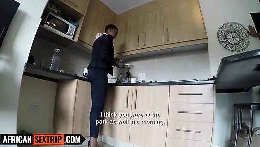 Sıkı zenci hatun yabancı büyük yarakla öğürmekten sonra sert bir şekilde sikiliyor