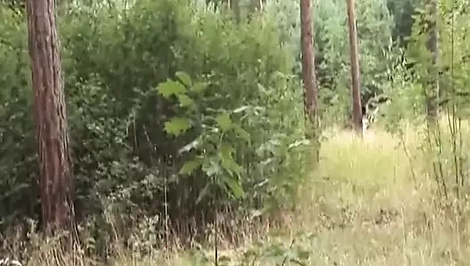 Almanya'dan harika bir esmer bebek açık havada pirsingli amcığını siktiriyor