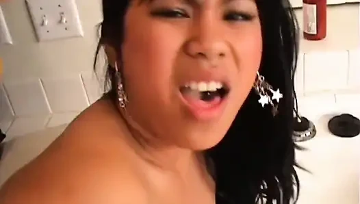 Sevimli Asyalı kız büyük zenci yarağını emiyor ve mutfakta sikiliyor