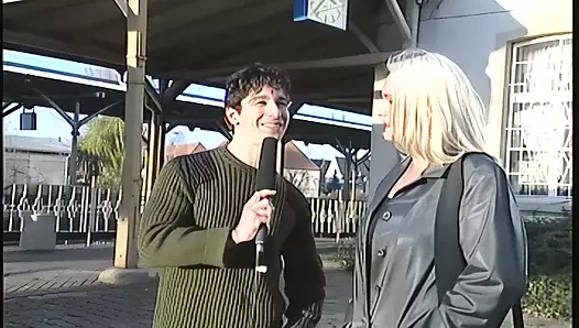 Büyük memeli azgın sarışın sürtük ineği sikiyor!