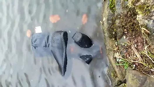 Suda süet çizmeler