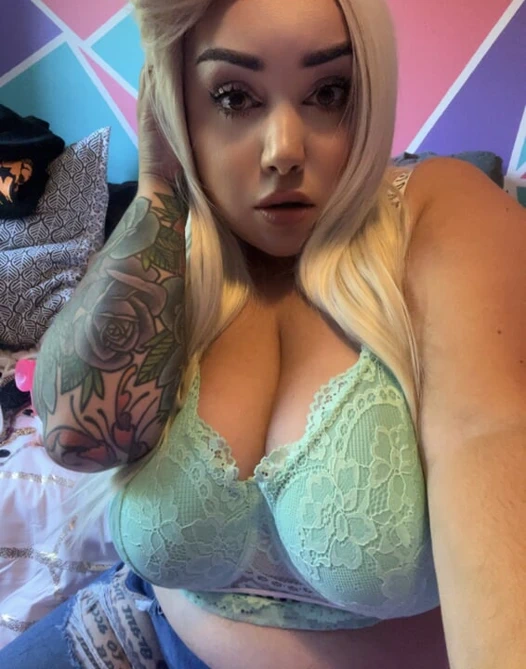 İri güzel kadın büyük memelerle oynuyor!