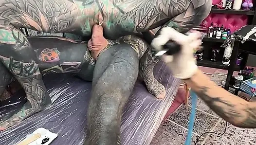 Dövmeli kız memelerini siktiriyor sonra yarağa biniyor ve anal seks yapıyor