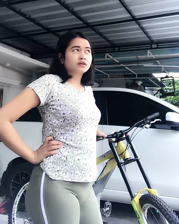 Indonesian Girl – Sexy Bun MiLF