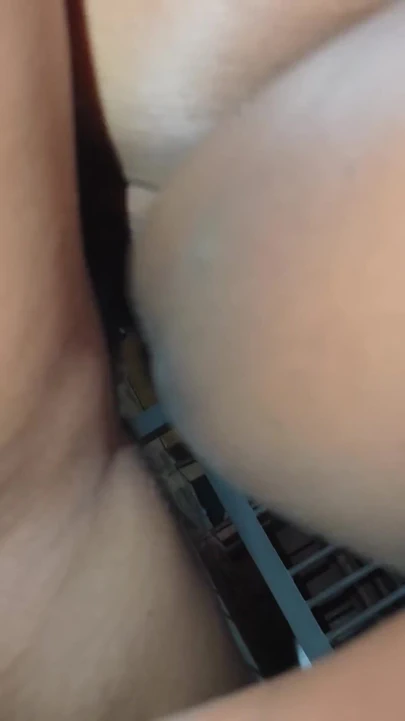 Mallu kız en iyi pozisyonunda parmaklıyor ve