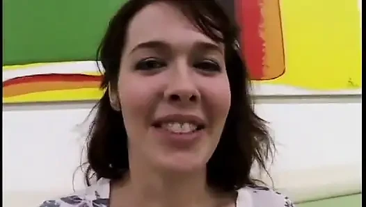 Kameraman azgın esmerin aletini emmesini ve boşalmasını filme alıyor