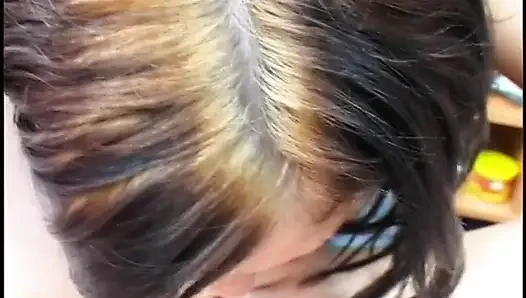 Sevimli amatör genç kız yarağını emiyor