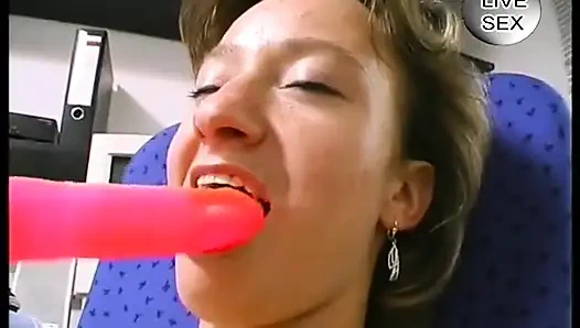 Olgun esmer fahişe amcığı dildoyla sikildikten sonra yarak emiyor