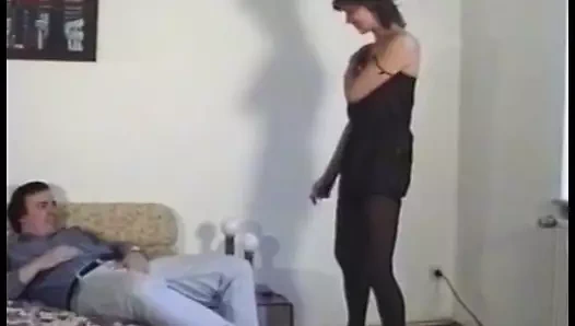 Muhteşem hatun dörtlü grup sekste büyük bir direğe sırılsıklam sikişmeyi seviyor