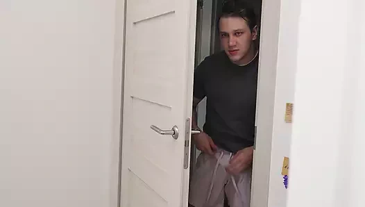 Sinsi koca: gelininin mastürbasyon yapıp karışmasını izliyor