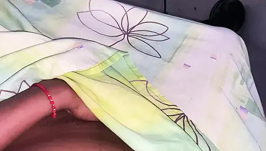 HIZMETÇI YENI VIBRATÖRÜYLE ıSLANıYOR