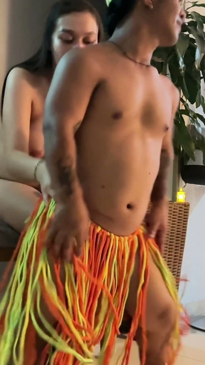 Zengin üvey kız kardeşime çok seksi bir Hawaii gösterisi yapıyorum, azıyor ve sonunda zengin yarağımı sıkı ve zengin amına sokuyorum. | Klip 2