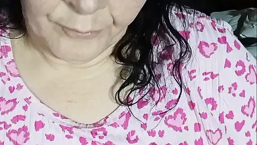 Nomaje up pijamalı sürtük uyanıyor ve porno götünden sokabilir