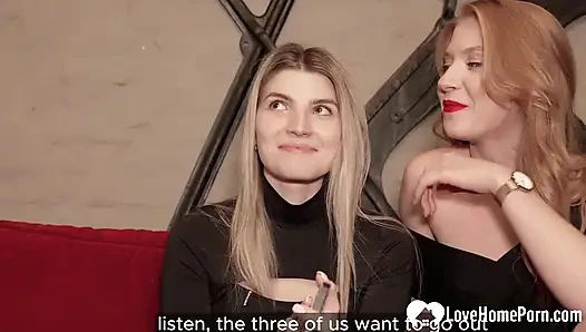 Kız arkadaşımın üvey kız kardeşi harika bir üçlü seks için bize katılıyor