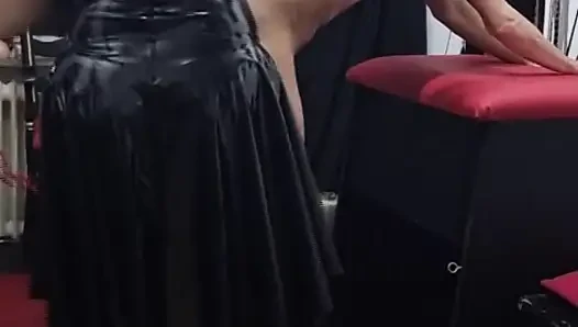 İri güzel kadın orta yaşlı seksi kadın tanrıça ip esareti bdsm: itaatkarı sıkı bağlar ve şaplaklarla cezalandırıyor