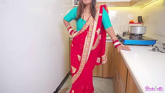 Suhagrat- yeni evli Pinki yenge banyoda sari soyunduktan sonra sert sikişiyor ve Hintçe sesli amına boşalıyor.