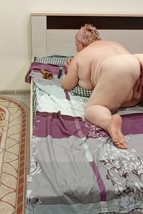 Bir kayınvalidenin etli amında büyük bir dildo
