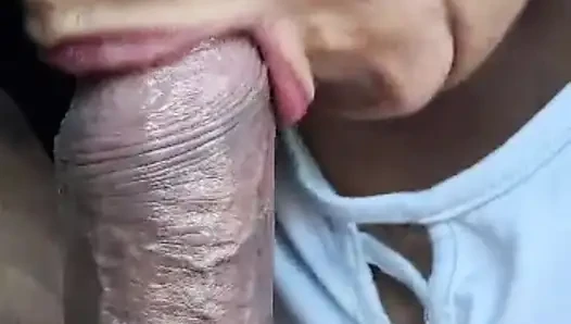 Xraquelx arabada yakın çekim ıslak oral seks