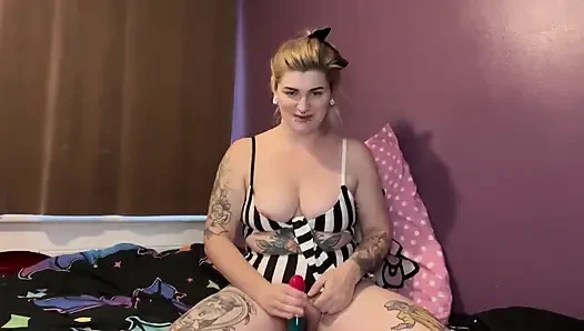 Josh en iyi arkadaşlarının üvey annesini sikiyor