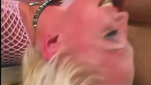 Onun orospu poposu deliğe sertleşiyor
