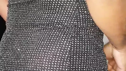 Siyah parıltılı elbise ve kırmızı saten iç çamaşırı