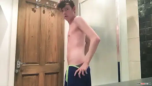 Genç oğlan ilgi istiyor