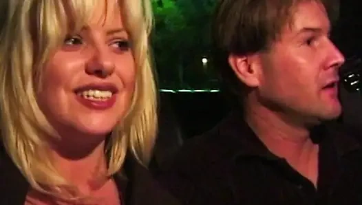 Wilde Taxifahrt: Heiße Blondine im Auto