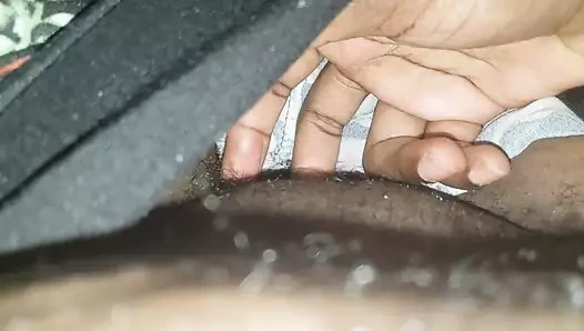 Tıraşlı amcığımı ovuyor