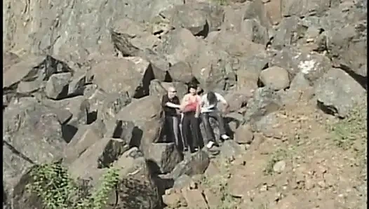 Deneysel biseksüel üçlü grup seks dağlarda boşalma macerası yaşıyor