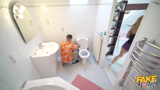 Plumfake hostel - pansiyon sahibi dominno, chloe lamour için pipo bırakıyor