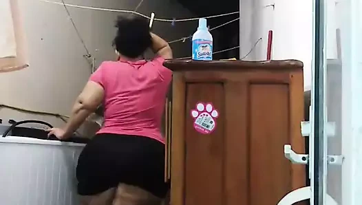 Çamaşır makinemin koca kıçımı hareket ettirmesine bayılıyorum.